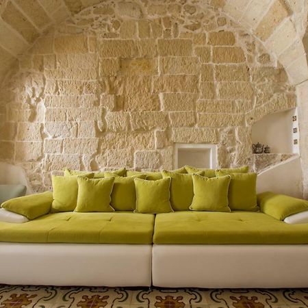 Explore The Historic City On Foot From An Old Town House Lecce Bagian luar foto