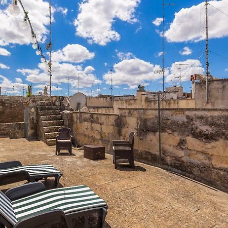 Explore The Historic City On Foot From An Old Town House Lecce Bagian luar foto