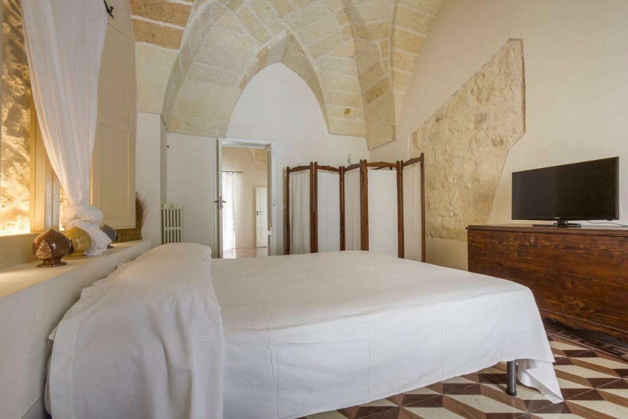 Explore The Historic City On Foot From An Old Town House Lecce Bagian luar foto