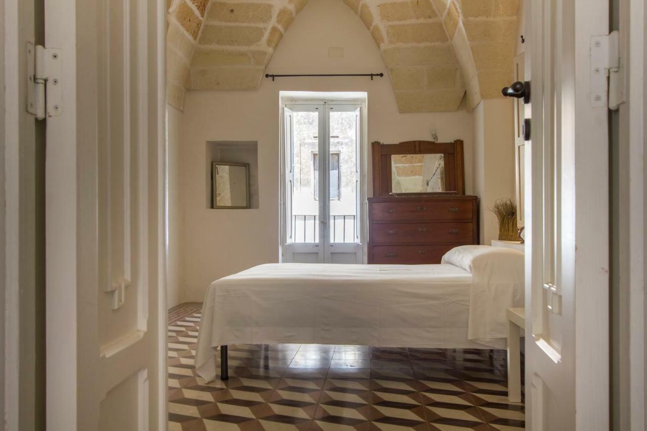 Explore The Historic City On Foot From An Old Town House Lecce Bagian luar foto