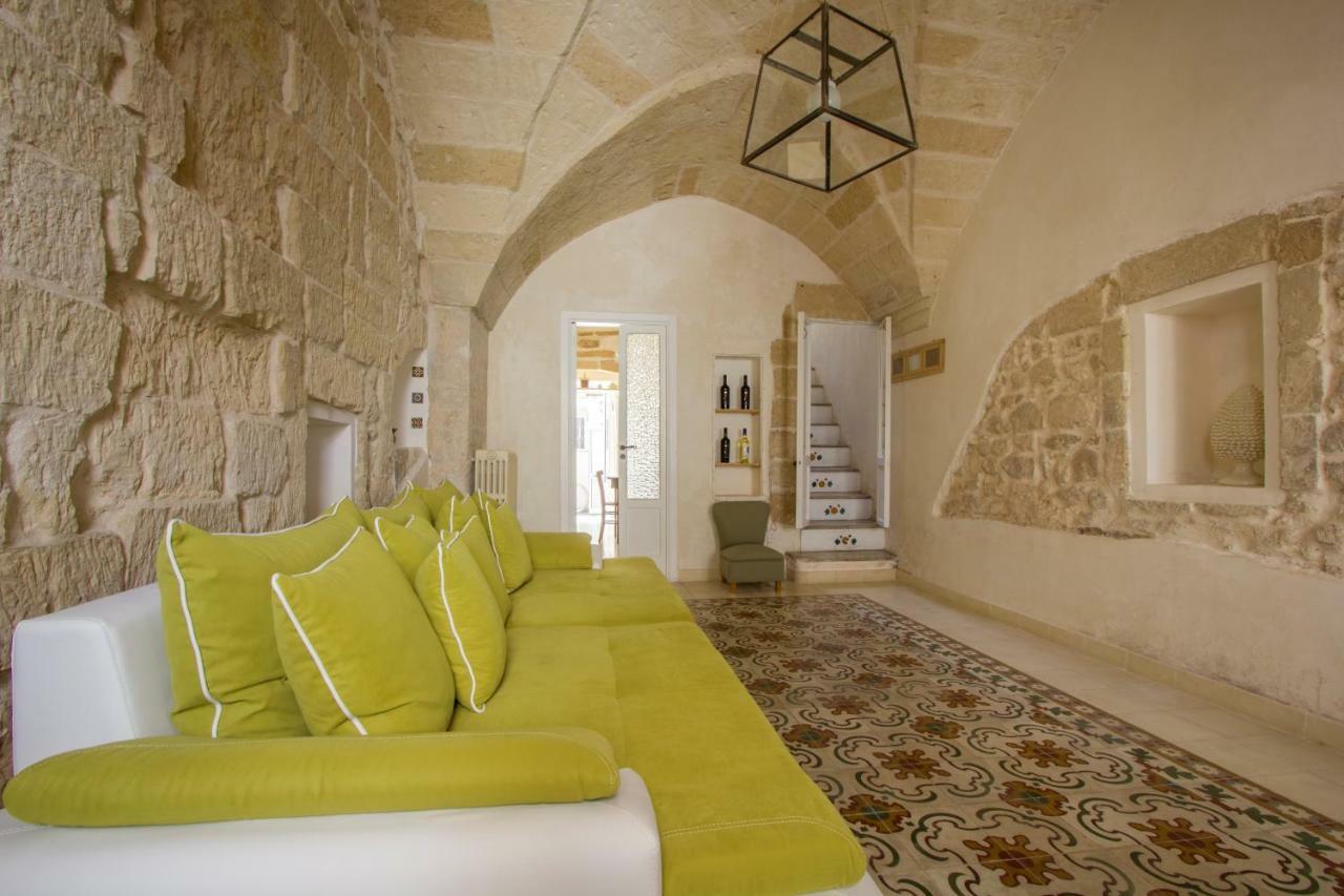 Explore The Historic City On Foot From An Old Town House Lecce Bagian luar foto