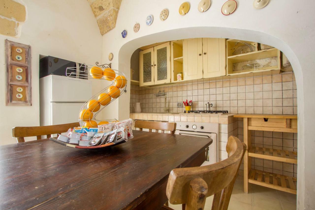 Explore The Historic City On Foot From An Old Town House Lecce Bagian luar foto