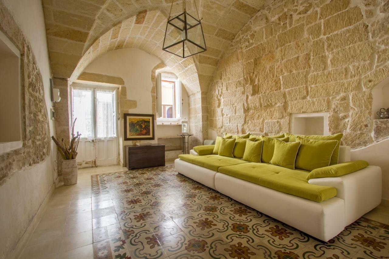 Explore The Historic City On Foot From An Old Town House Lecce Bagian luar foto