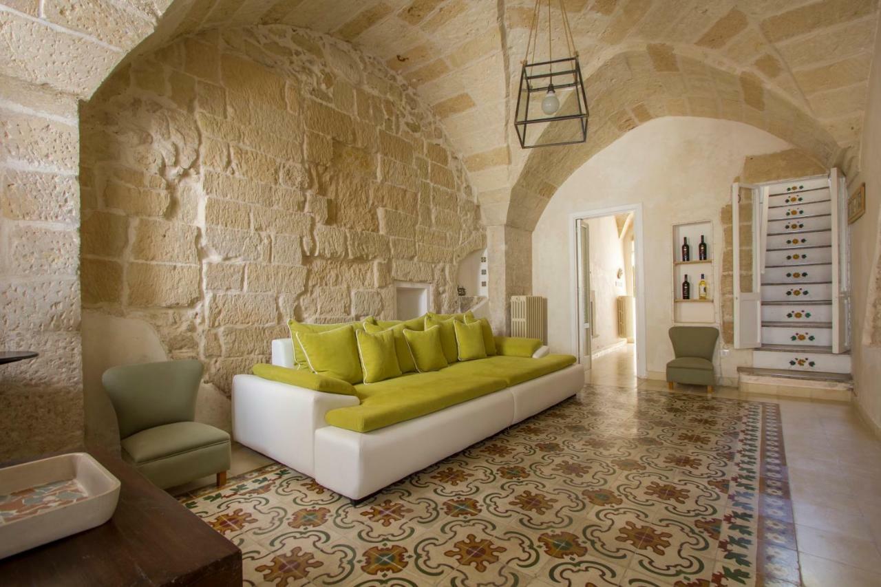 Explore The Historic City On Foot From An Old Town House Lecce Bagian luar foto