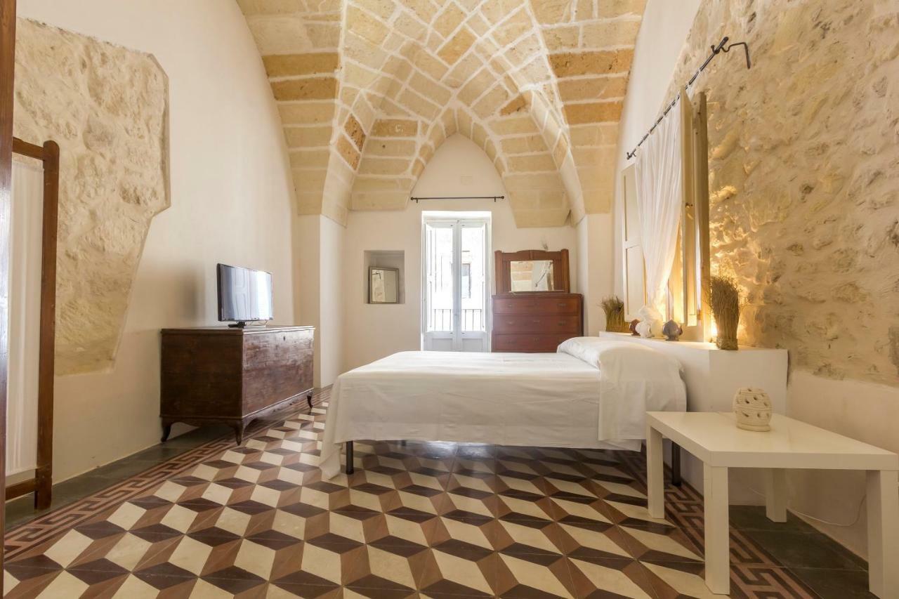 Explore The Historic City On Foot From An Old Town House Lecce Bagian luar foto