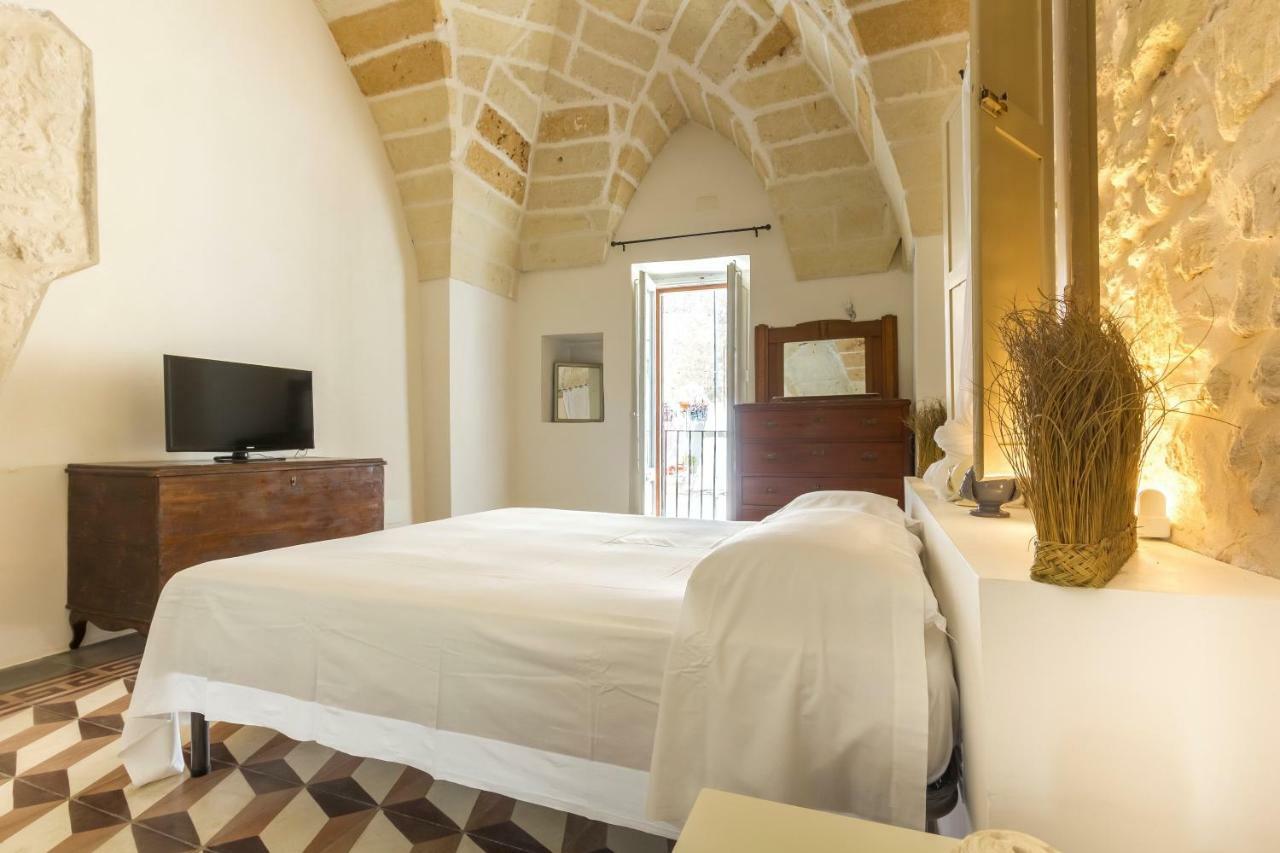 Explore The Historic City On Foot From An Old Town House Lecce Bagian luar foto