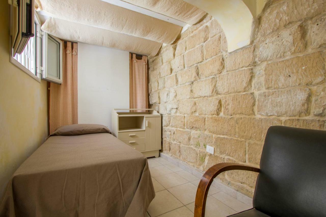 Explore The Historic City On Foot From An Old Town House Lecce Bagian luar foto