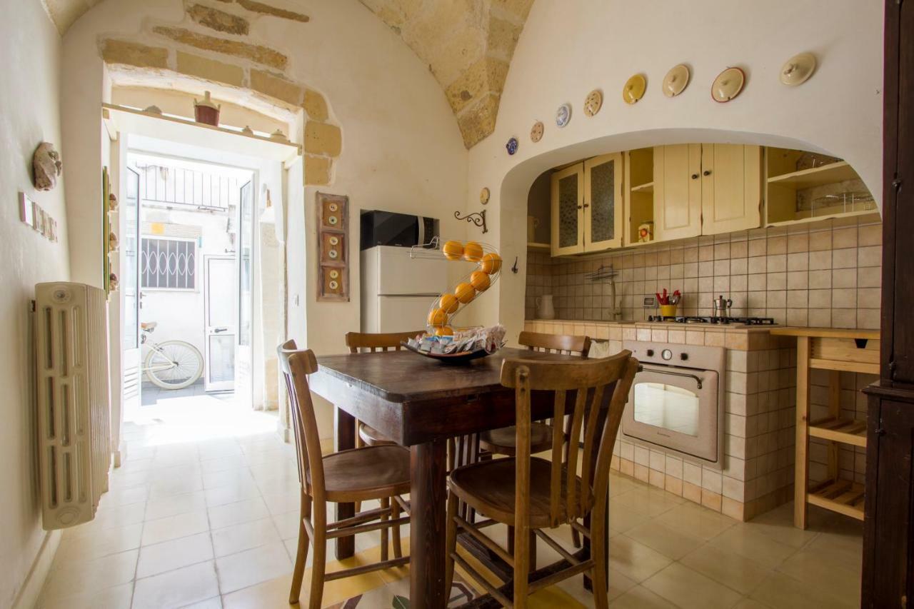 Explore The Historic City On Foot From An Old Town House Lecce Bagian luar foto