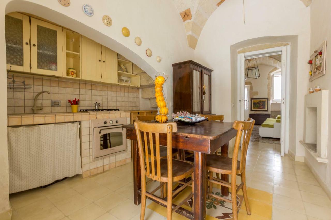 Explore The Historic City On Foot From An Old Town House Lecce Bagian luar foto