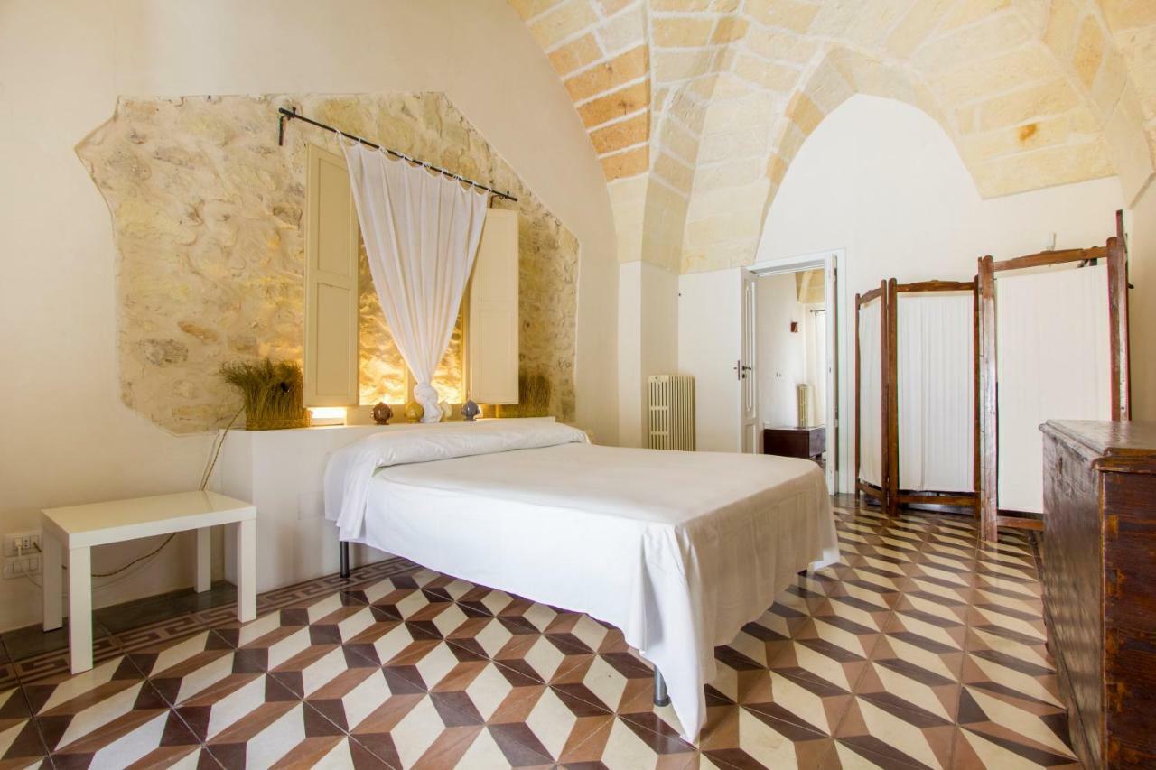 Explore The Historic City On Foot From An Old Town House Lecce Bagian luar foto