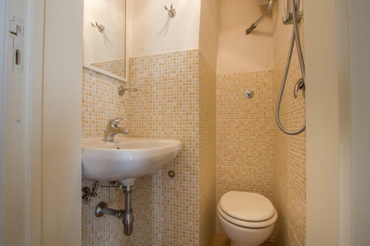 Explore The Historic City On Foot From An Old Town House Lecce Bagian luar foto