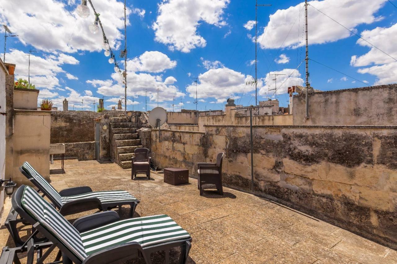 Explore The Historic City On Foot From An Old Town House Lecce Bagian luar foto